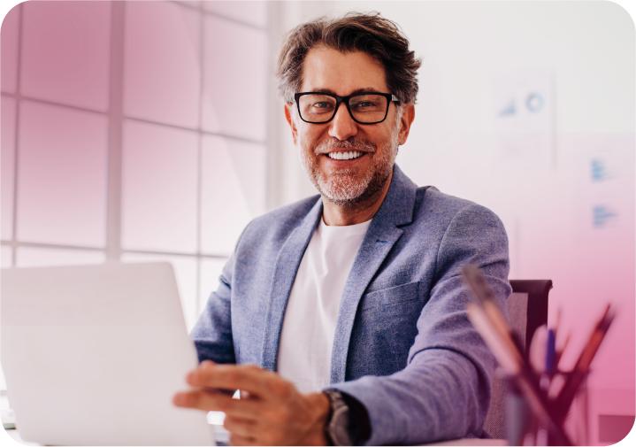 Homem branco, sorrindo. 