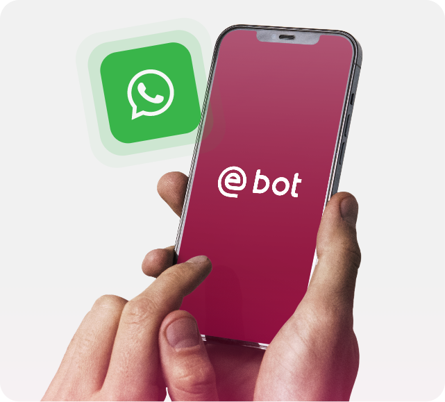 Mão segurando smartphone com tela exibindo o logotipo @bot do Alterdata Contábil, ao lado do ícone do WhatsApp.
