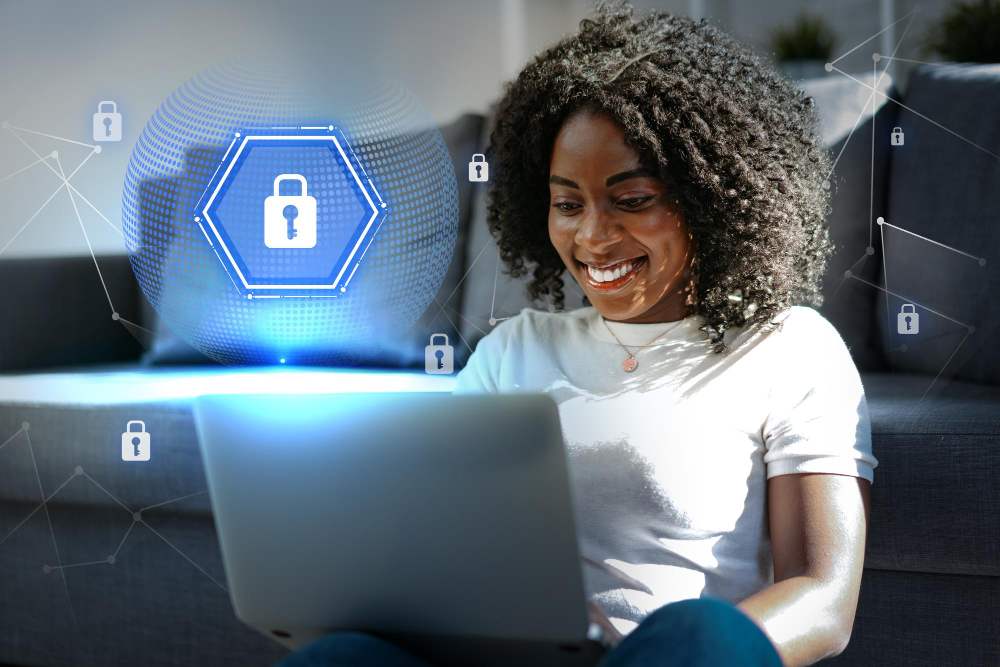 Usuária utilizando notebook com elementos digitais de cadeados ao redor, simbolizando navegação segura e proteção de dados nos serviços da Alterdata.